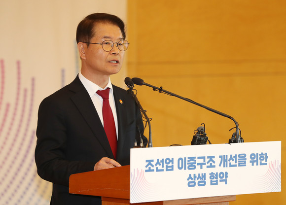 지난달 27일 이정식 고용노동부 장관이 '조선업 이중구조 개선을 위한 상생 협약'에 참여해 발언하고 있다. ⓒ 연합뉴스