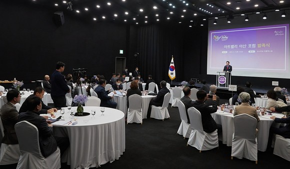 박경귀 아산시장이 지난 7일 모나무르 컴플렉스홀에서 '아트밸리 아산 포럼' 발족식에서 축사를 하고 있다, ⓒ 아산시