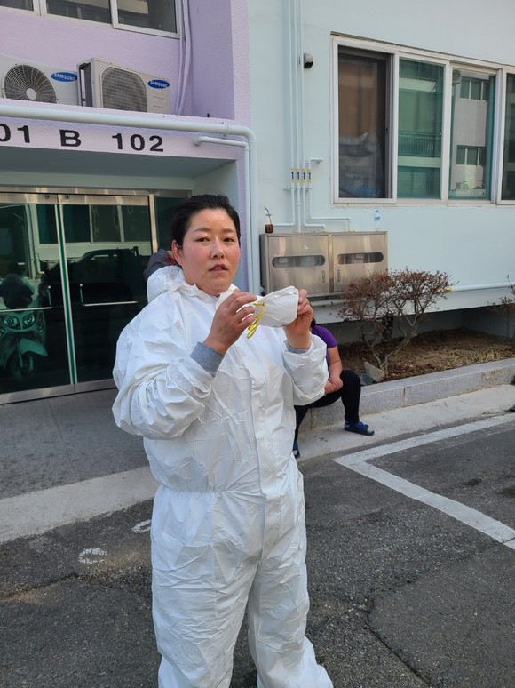 자원봉사자가 잠시 휴식을 취하고 있다. = 나영혜 기자