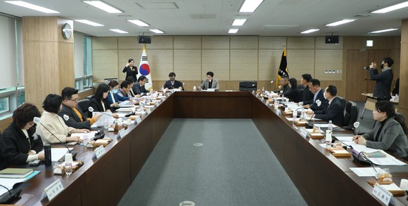 지난 7일 전체 위원 7명과 세종시장애인단체연합회 등 13개 단체장 등 직원들이 참석한 가운데 장애인 권익 증진을 위한 간담회를 개최하고 있다. ⓒ 의회사무국
