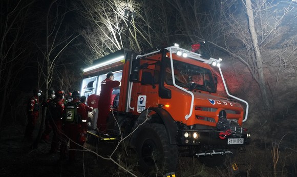 산림청 공중진화대원들이 8일 경남 합천군 용주면에서 고성능 산불진화차량으로 산불을 밤샘 진화하고 있다. ⓒ 산림청