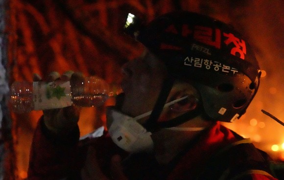 산림청 공중진화대원들이 8일 경남 합천군 용주면에서 밤샘 산불 진화중 물을 마시고 있다. ⓒ 산림청
