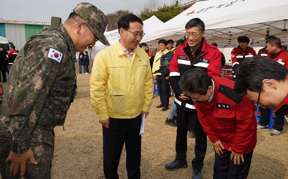 남성현 산림청장이 9일 오전 경남 합천군 합천읍 산불현장통합지휘본부에서 산불진화를 지원해 준 군부대에 감사의 인사를 하고 있다. ⓒ 산림청