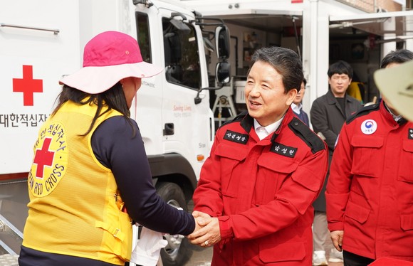 남성현 산림청장이 9일 오전 경남 합천군 합천읍 산불현장통합지휘본부에서 산불진화에 도움을 준 자원봉사자들을 격려하고 하고 있다. ⓒ 산림청