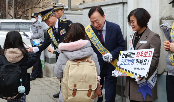 시교육청은 9일 대전지방경찰청, 서부경찰서, 녹색어머니회 등 유관기관과 함께 학생 등굣길 교통안전 캠페인을 실시하고 있다. ⓒ 대전시교육청