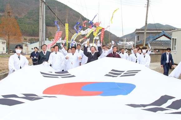 유족과 회원·주민·칠성중학교 학생들이 이령분교 운동장에서 이령 삼거리까지 시가행진을 하고 있다. ⓒ 함안군
