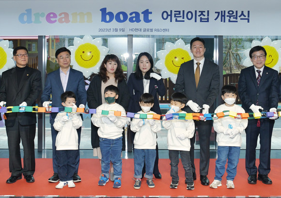 드림보트 어린이집 개원식에서 참석자들이 기념사진을 촬영하고 있다. 왼쪽부터 박광순 성남시의회 의장, 신상진 성남시청 시장, 김다정 드림보트 어린이집 학부모 대표, 성현숙 드림보트 어린이집 원장, 정기선 HD현대 사장, 김명수 분당구청 구청장. ⓒ HD현대