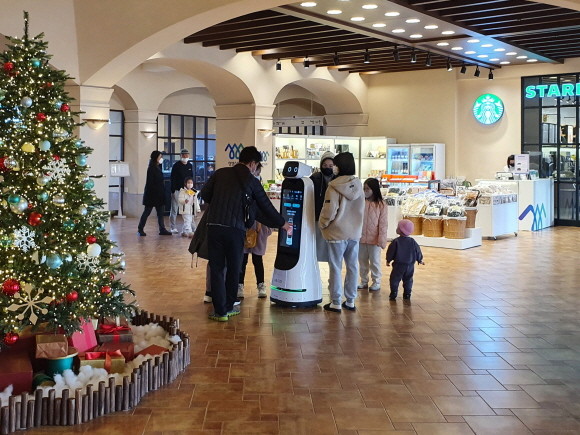 한화리조트 설알 쏘라노에서 고객들이 로봇 서비스를 이용하는 모습. © 한화호텔앤드리조트