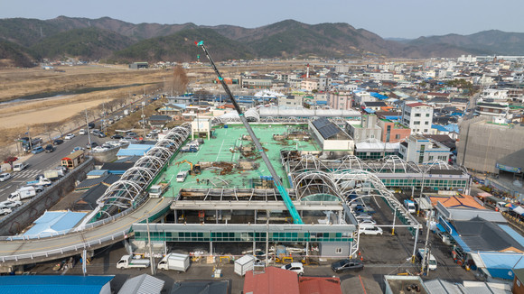 지난 8일 재건축을 위한 철거공사를 시작한 영덕시장 모습. ⓒ영덕군청