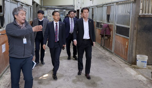 이상래 의장이 지난 9일 대전 복용승마장을 전격 방문했다. ⓒ 의회사무국