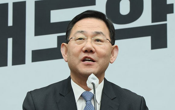 주호영 국민의힘 원내대표는 정책 의원총회 후 기자들 앞에서 의총 결과를 발표했다. ⓒ 연합뉴스