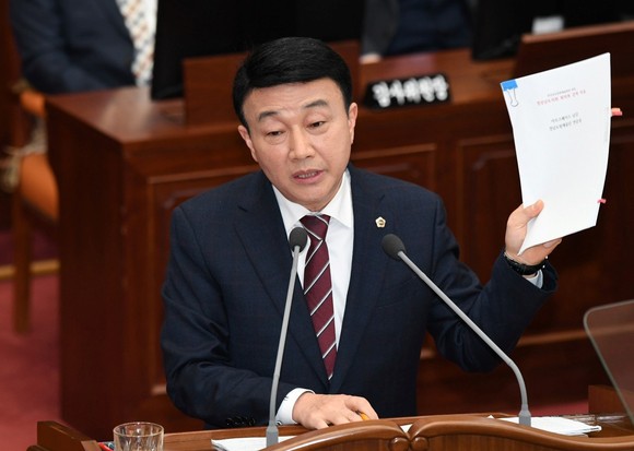 조현신 경남도의원이 진주 예술단 연습실과 예술창작공간 졸속 설치를 질타하고 있다. ⓒ 프라임경제
