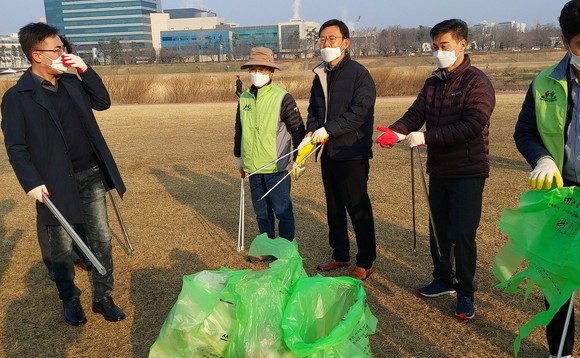 대전시가 11일 새봄을 맞아 3대 하천과 지방천 26개소 정비 및 환경정화 활동을 개최하고 있다. ⓒ 대전시