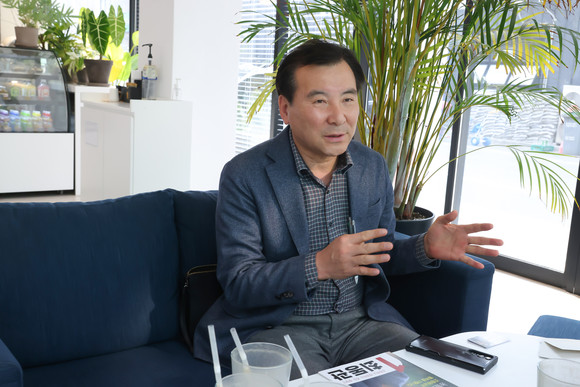 포항농협 최동관 조합장 당선자가 인터뷰 하는 모습. = 김진호 기자