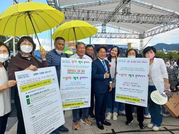 강기정 광주광역시장이 2022년 광주광역시사회복지협의회 '사회복지의 날 기념식'에 참석해 사회복지사들과 기념촬영을 하고 있다. 강 시장은 이날 축사에서 종사자 단일임금체계 마련 및 노동여건 개선을 위해 최선을 다 하겠다고 약속했다. ⓒ 프라임경제