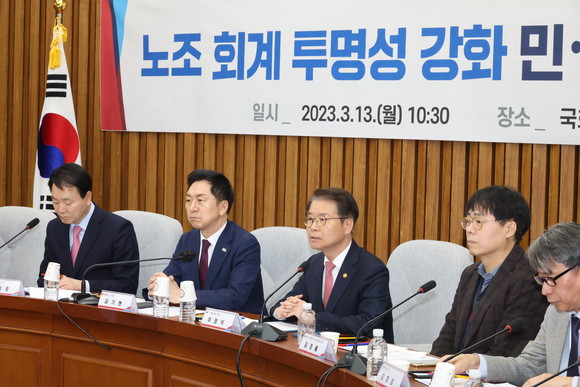 이정식 고용노동부 장관이 오늘 국회에서 열린 노동조합 회계 투명성 강화 관련 민ㆍ당ㆍ정 협의회에 참석해 발언하고 있다. ⓒ 연합뉴스