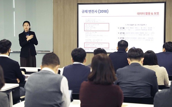 NH농협카드는 지난 13일 임직원을 대상으로 개인정보 보호 강화를 위한 외부 초청강연을 실시했다. ⓒ NH농협카드
