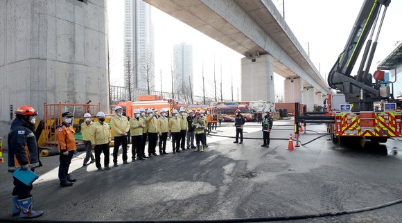 이상래 대전시의회 의장을 비롯한 시의원들은 14일 한국타이어 대전공장 화재현장을 찾아 피해상황을 점검하고 있다. ⓒ 의회사무국