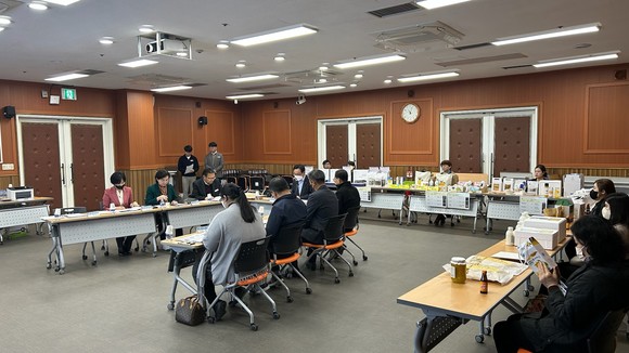 남해군 답례품 선정위원회가 고향사랑기부제 답례품과 공급업체를 추가로 선정하고 있다. ⓒ 남해군