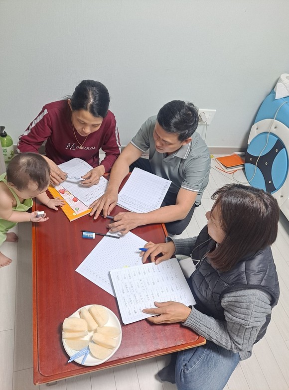 하동군이 외국인 계절근로자에게 한국어 교육을 하고 있다. ⓒ 하동군