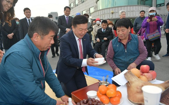 최재구 예산군수가 14일 장애인콜택시 특별교통수단 차량 무사고 기원제를 지내고 있다. ⓒ 예산군