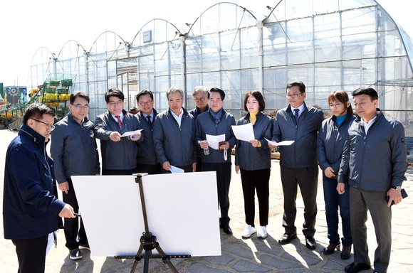경남도의회 기획행정위원회가 진주 농업기술원 이전부지를 현장 확인하고 있다. ⓒ 프라임경제