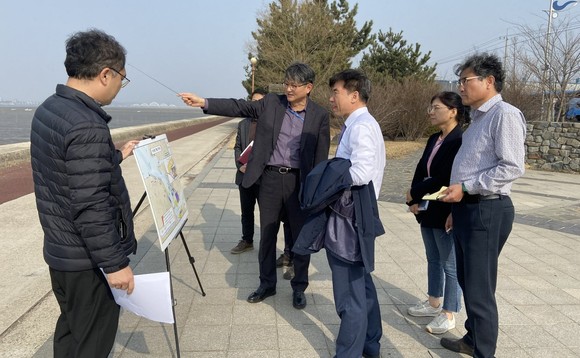 조일교 아산 부시장이 14일 생활형 SOC, 수변공원, 하천 정비 사업장을 현장 점검하고 있다. ⓒ 아산시