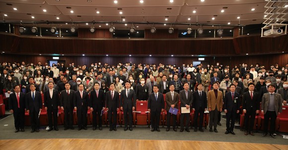 김태흠 지사는 14일 미군이전 평택지원법 개정 국회토론회를 개최 후 강훈식‧성일종 의원, 아산시민 등 350여 명이 참석한 가운데 관계자들이 기념촬영을 하고 있다. ⓒ 충남도