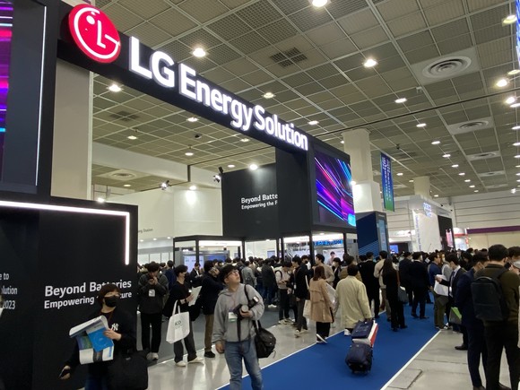 LG에너지솔루션이 배터리 교환 스테이션, LFP 배터리 셀등 다양한 볼거리를 제공한다. = 전대현 기자