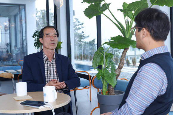 김기만 구룡포농협조합장 당선자가 본지 최성필 기자와 인터뷰하고 있다. = 김진호 기자