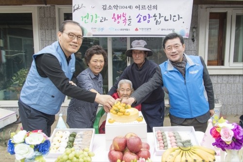 정인화 광양시장(오른쪽에서 첫번째)과 이진수 광양제철소장(왼쪽에서 첫번째)이 마을 최고령 할머니의 장수를 기원하며 축하했다 ⓒ 광양제철소
