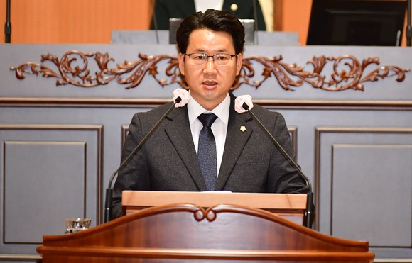 윤성관 진주시의원이 관내 고속도로 휴게소 명칭 변경을 제안하고 있다. ⓒ 프라임경제