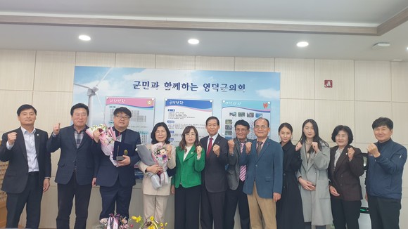 복지분야 공로상을 수상한 영덕군의회 김성철 의원과 김은희 의원. (좌로부터 세번째와 네번째). ⓒ 영덕군의회