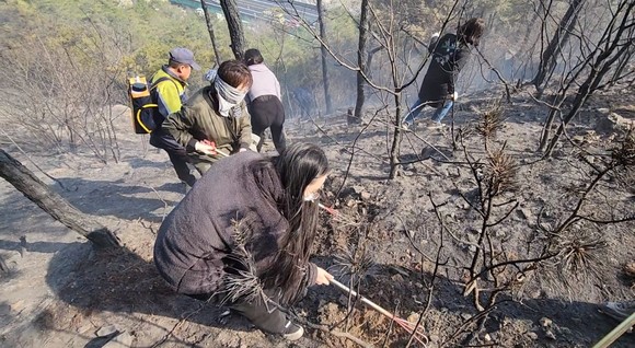 지난 18일 군청 직원들이 금오산 산불을 진압하는 모습. ⓒ 예산군
