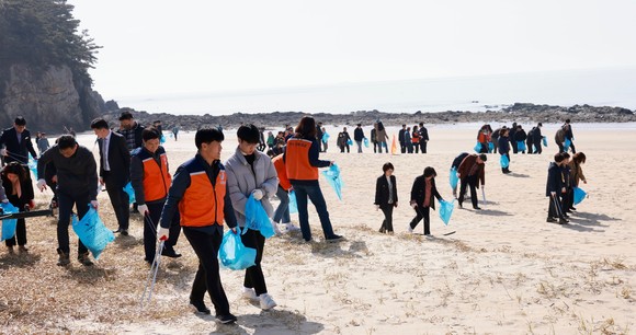 21일 보령시 원산도해수욕장을 찾는 관광객에 쾌적한 환경을 제공하기 위해 봄맞이 환경 대청결 행사를 개최하고 있다. ⓒ 보령시