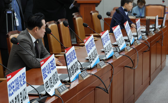 21일 오전 서울 여의도 국회에서 열린 운영위원회 전체회의에서 국민의힘 의원석에 피켓이 부착돼 있다. 이날 전체회의는 국민의힘이 '여야 함께 합시다' 피켓을, 더불어민주당이 '역사를 팔아서 미래를 살 수는 없습니다' 태극기를 각각 의원석에 부착한 가운데 열렸다. 송언석 원내수석부대표와 장동혁 원내대변인을 제외한 국민의힘 의원들은 불참했다. ⓒ 연합뉴스