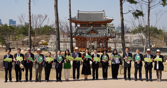 세계 산림의 날 및 국토녹화 50주년 기념행사 개최 후 관계자들이 기념촬영을 하고 있다. ⓒ 산림청