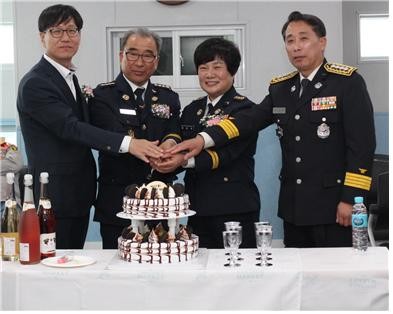 (왼쪽부터)김성규 부시장, 의용소방대 구자열, 정혜경 연합회장, 최경범 서장이 케익 커팅식을 하고 있다. ⓒ 밀양소방서