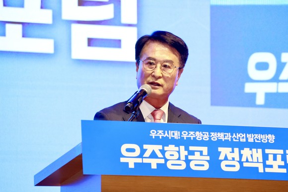 박동식 사천시장이 우주항공 정책포럼에 참석해 우주항공청 사천설립의 적극적인 지원을 당부하고 있다. ⓒ 프라임경제