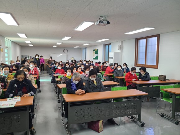 문경시종합사회복지관 장수어르신대학 신입생. = 나영혜 기자