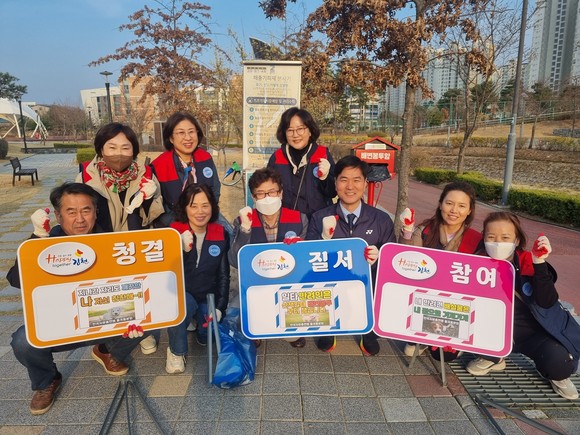 한국자유총연맹 율곡동분회 회원들이 기념촬영을 하고 있다. ⓒ 김천시