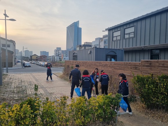 한국자유총연맹 율곡동분회 회원들이 환경정화 활동을 하고 있다. ⓒ 김천시