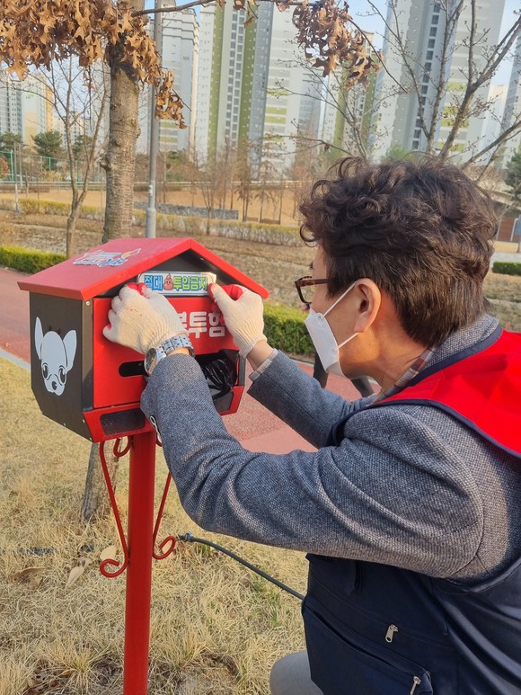김천시에서 작년 율곡동이 처음 설치한 배변봉투함을 점검하고 있다. ⓒ 김천시