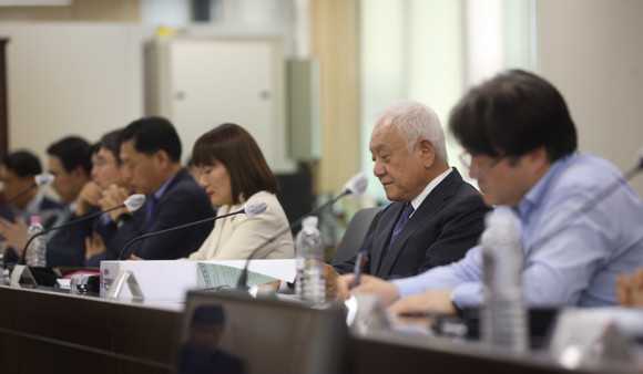 '근로자 건강진단 실시결과'를 살펴보면, 건강진단을 받은 근로자 중 질환을 가진 근로자의 비중은 지난 5년간 6.1%포인트 증가하는 등 근로자들의 건강상태가 나빠지고 있는 것으로 나타났다. ⓒ 통합위