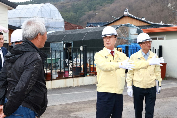 박동식 시장이 해빙기 안전점검을 실시하고 있다. ⓒ 사천시