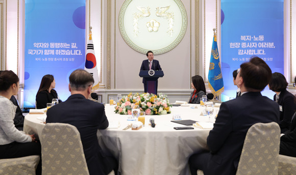 이날 오찬에는 지난해 9월 윤 대통령이 서울 종로구 창신동의 독거 어르신을 방문했을 당시 동행했던 사회복지 종사자도 참석했다. ⓒ 연합뉴스