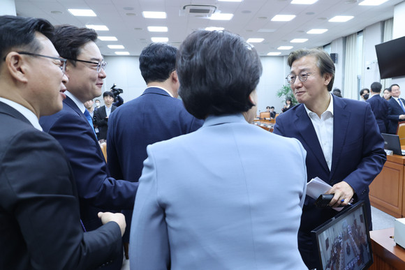 22일 오후 국회에서 열린 정치개혁특별위원회 전체회의를 마친 뒤 남인순 위원장과 여야 간사인 이양수·전재수 의원이 악수하고 있다. 정개특위에서는 이날 선거제 개편안이 가결됐다. ⓒ 연합뉴스