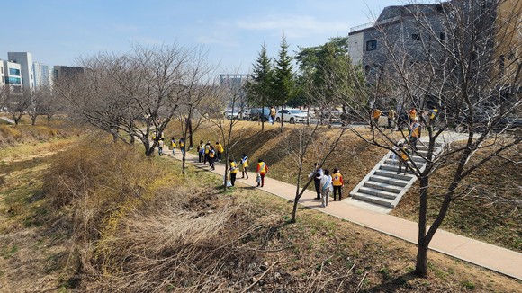 '2023 세계 물의 날'을 기념 대한적십자사 당진지구협의회 회원 등과 하천 주변 환경정화 활동을 실시하고 있다. ⓒ 당진시