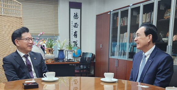 노동진 수협 회장 당선인이 윤영석 의원을 만나 수산제도 개선 국회 차원의 지원 요청하고 있다. ⓒ 수협중앙회