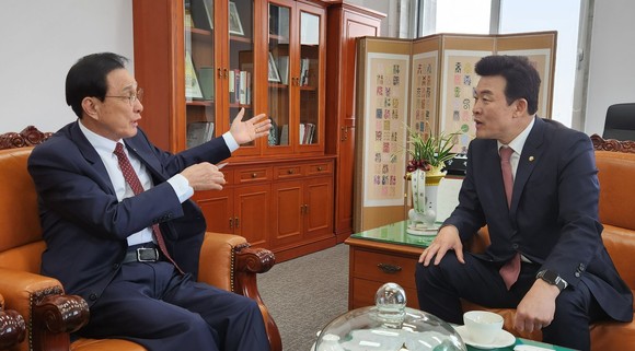 노동진 수협 회장 당선인이 이양수 의원을 만나 수산제도 개선 국회 차원의 지원 요청하고 있다. ⓒ 수협중앙회